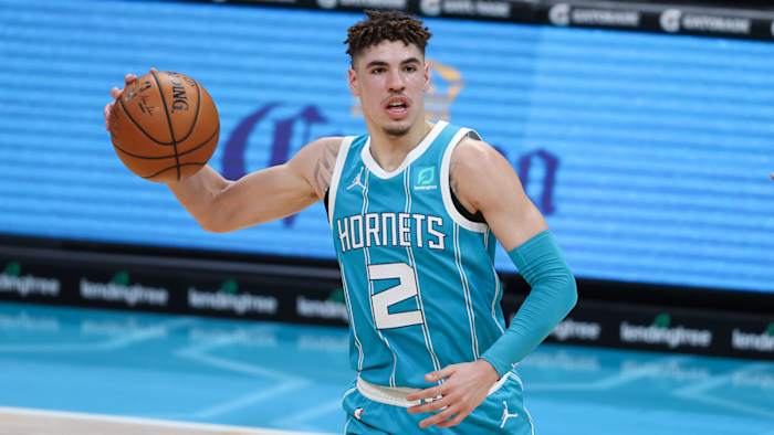 lamelo-ball-hornets-pass